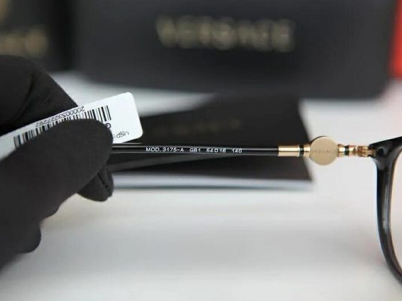 Số hiệu, k&yacute; hiệu của k&iacute;nh ch&iacute;nh h&atilde;ng được in r&otilde; n&eacute;t